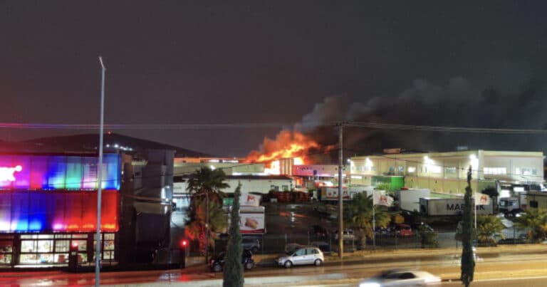 Μεγάλη φωτιά σε εργοστάσιο πασίγνωστης ελληνικής εταιρίας στο Κορωπί