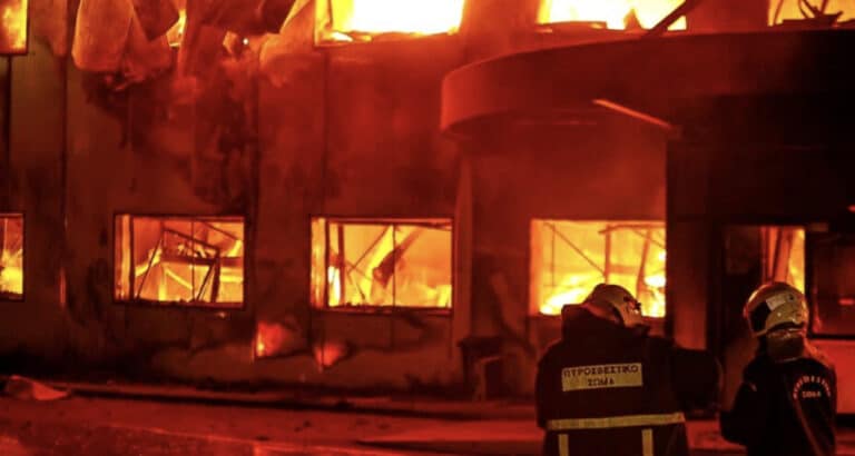 Η ανακοίνωση της «Καραμολέγκος» για τη φωτιά στο εργοστάσιο στο Κορωπί