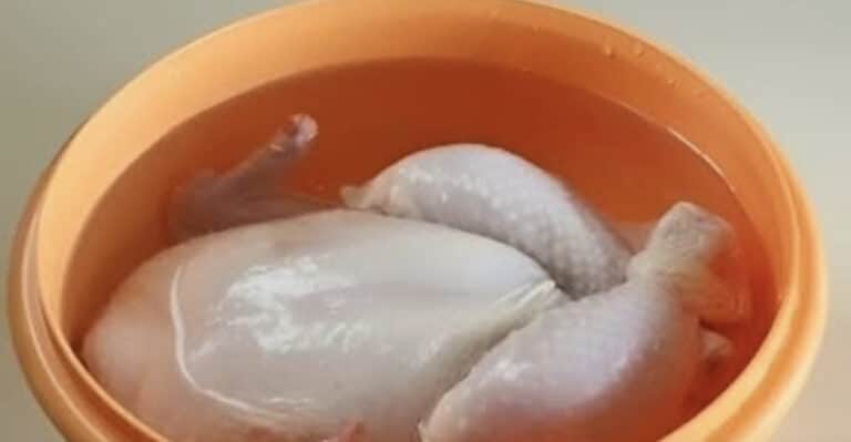 Το μυστικό που εφαρμόζουν συχνά οι επαγγελματίες σεφ: όταν αγοράζω κοτόπουλο, το βυθίζω σε άλμη