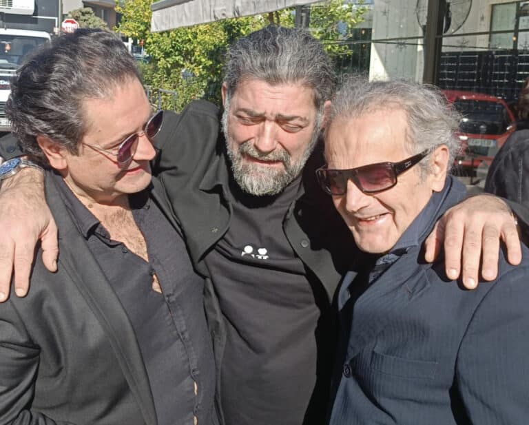 «Μου λείπεις αδερφέ» – Υποβασταζόμενος ο Μιχάλης Ιατρόπουλος – Κατέρρευσε στο μνημόσυνο