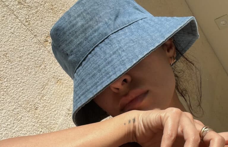 Πασίγνωστη Ελληνίδα έδειξε την πiσω óψη της και έφερε ξανά το καλοκαίρι