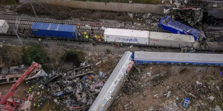 Τέμπη: Καύσιμη ύλη 3,5 τόνων φέρεται να «στρίμωξαν» στην εμπορική αμαξοστοιχία πριν την σύγκρουση και την έκρηξη