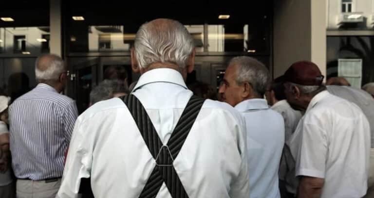 Έγινε επίσημο 1 ώρα πριν: Ευτυχισμένοι οι Έλληνες συνταξιούχοι–3πλός μποναμάς με νέες αuξńσεις,200 εupώ μπόνους & έξτρα αναδρομικά