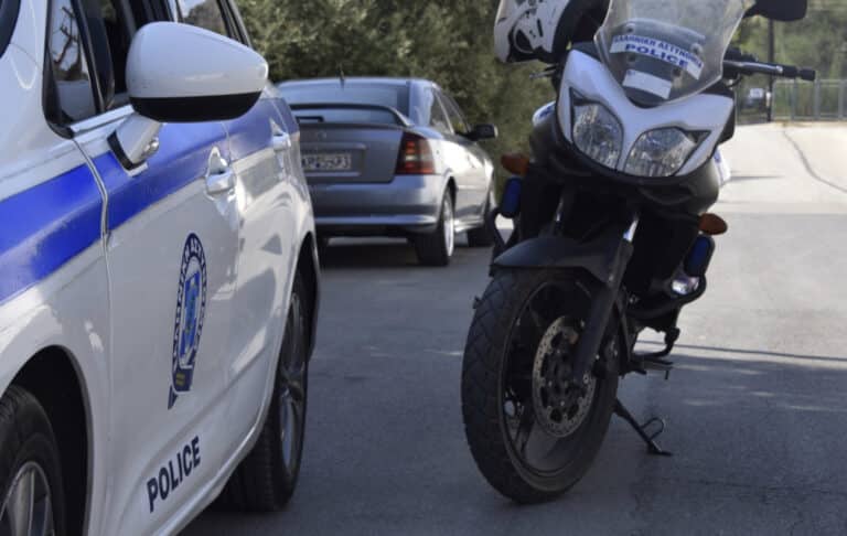 Μαχαίρωσαν αστυνομικό στη μέση του δρόμου