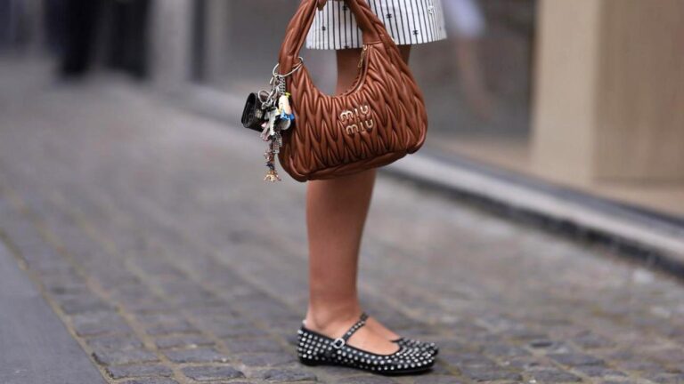 Ξεχάστε τα sneakers – Αυτά είναι τα παπούτσια που θα φοράμε κάθε μέρα την άνοιξη