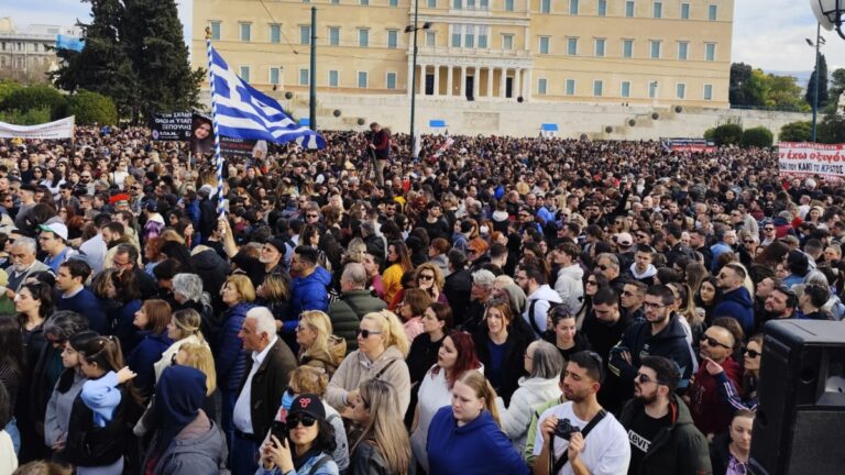 «Πλημμύρισε» το Σύνταγμα στη συγκέντρωση διαμαρτυρίας για τα Τέμπη: Πολιτικοί και καλλιτέχνες δίνουν το «παρών» – Δείτε βίντεο και φωτογραφίες
