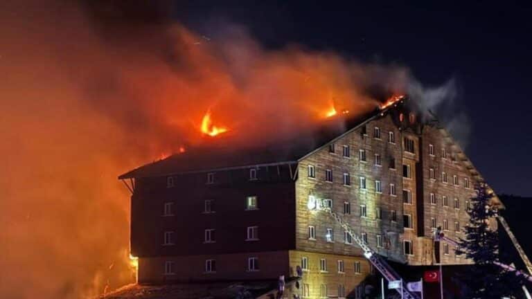 Σοκαριστικό βίντεο από το καμένο ξενοδοχείο στην Τουρκία – Οι γονείς έριχναν τα παιδιά τους από τα παράθυρα