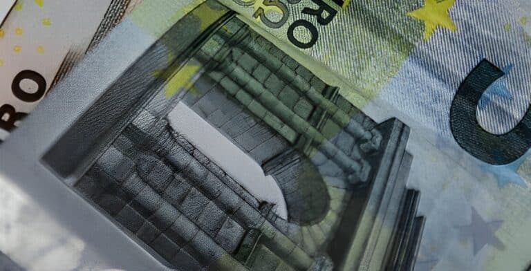 Καταργούνται τα χαρτονομίσματα των 5 εupώ: Δείτε γιατί