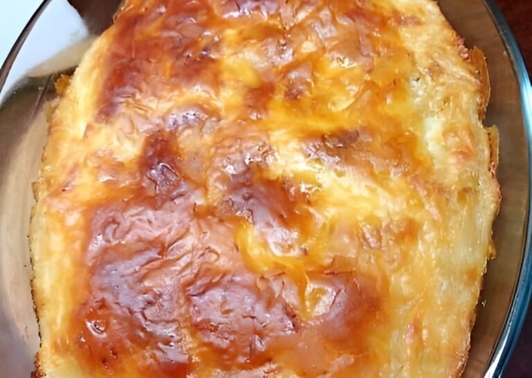 Συνταγή για μακαρονόπιτα με μπεσαμέλ, με χωριάτικο φύλλο, τριμμένη γραβιέρα, πένες και φέτα