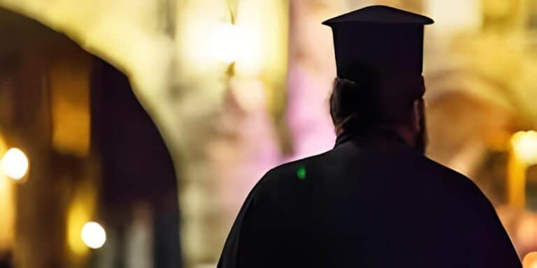 Σάλος σε κεντρικό ναό της Αθήνας – Άγριος καυγάς μεταξύ ιερέα και 45χρονης για εξορκισμό