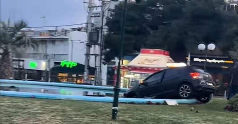 Αυτοκίνητο «προσγειώθηκε» μέσα σε συντριβάνι στην Κηφισιά