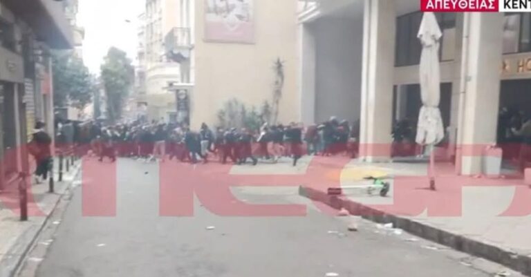 Τέμπη: H Βελίκα Καραβάλτσιου εγκλωβίστηκε σε στοά – «Δεν μπορεί να αναπνεύσει ο κόσμος, τα μάτια μας τρέχουν»