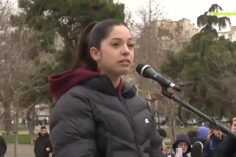 Σταυριανή Μπίρτα: Με δάκρυα στα μάτια η 16χρονη που έχασε τη νονά της στα Τέμπη – «Ζούμε από τύχη σε αυτή τη χώρα»
