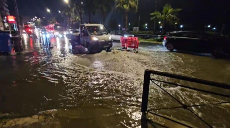 Βρέχει και γέμισε πάλι βοθρολύματα η παραλιακή, στον Άλιμο