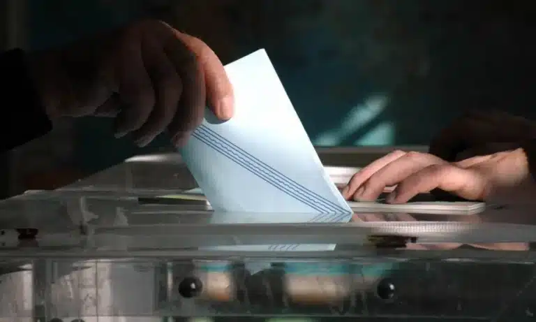 Επτά στους δέκα πολίτες λένε πως υπάρχει συγκάλυψη στην τραγωδία των Τεμπών