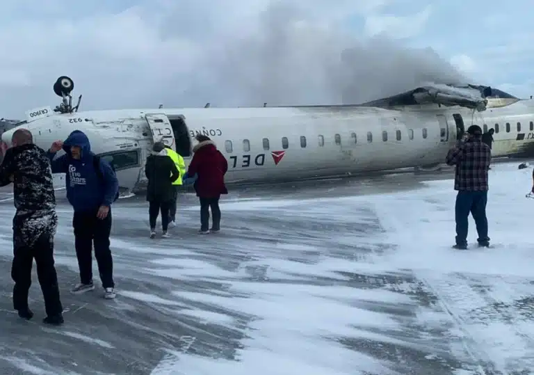 Καναδάς: Αεροσκάφος αναποδογύρισε κατά την προσγείωση σε αεροδρόμιο του Τορόντο