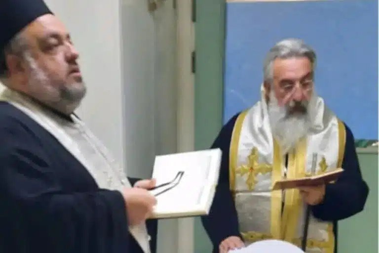 Με δάκρυα στα μάτια ο Αρχιεπίσκοπος Ευγένιος αποχαιρέτισε τον 3χρονο Άγγελο