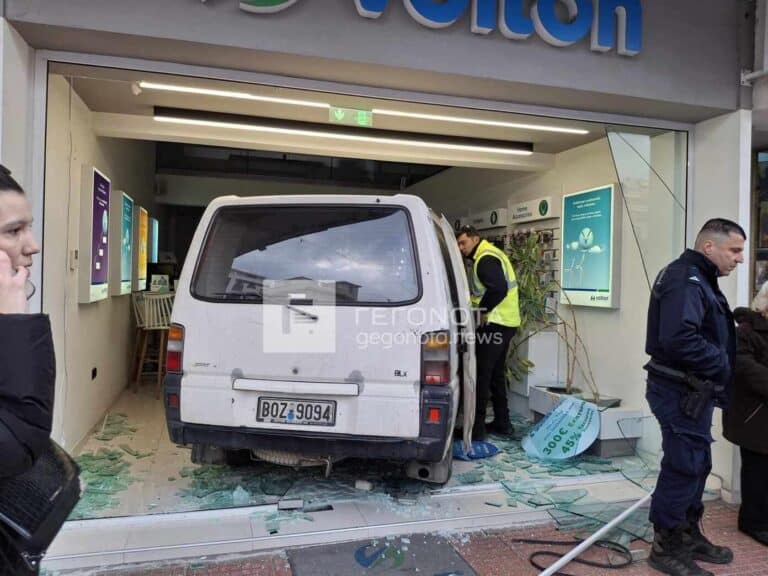 Τροχαίο δυστύχημα – Έπαθε ανακοπή στο τιμόνι κι έπεσε πάνω σε κατάστημα