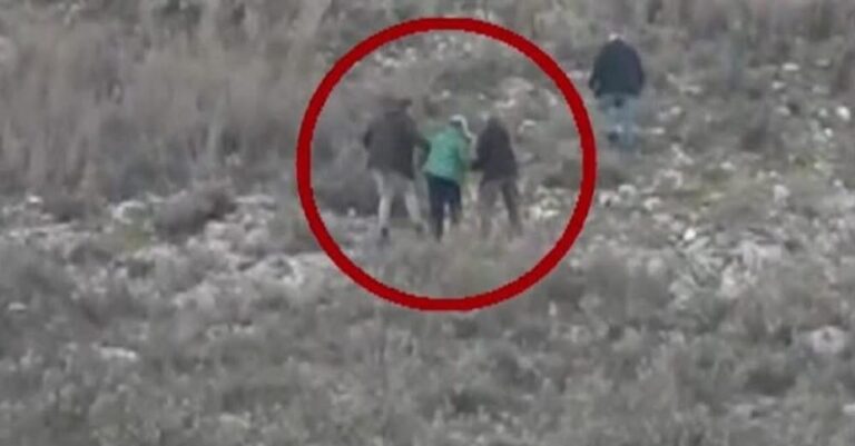 Τύρναβος: Η στιγμή που η μητέρα του Βασίλη Καλογήρου αντικρίζει τη σορό