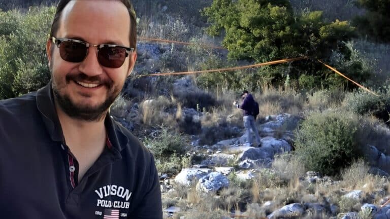 Βασίλης Καλογήρου: Χάθηκε και πέθανε από παθολογικά αίτια το πιο πιθανό σενάριο – Ήταν κουκουλωμενος με μπουφάν και κασκόλ και το στομάχι του άδειο
