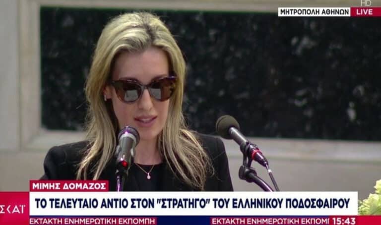 Συντετριμμένη η κόρη του Μίμη Δομάζου στις εκδηλώσεις μνήμης