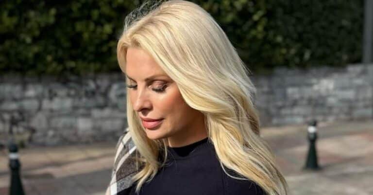 Χαμός με την Μενεγάκη – Πόζαρε μπροστά από το τζάκι του σπιτιού της και όλοι πρόσεξαν τα πόδια της