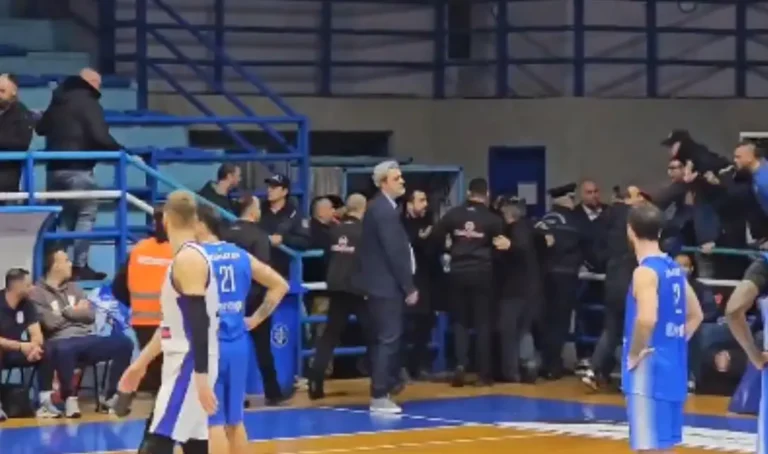 Διεκόπη αγώνας μπάσκετ λόγω συνθημάτων για τα Τέμπη – Δείτε το βίντεο