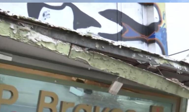 Μπαλκόνι σε κτίριο κρέμεται στον αέρα – Αποκλείστηκε η περιοχή