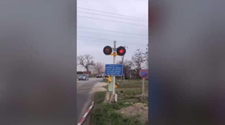 Εξοργιστικό βίντεο: Κόλλησε ξανά το φανάρι τρένων στα Διαβατά – Με συνεννόηση περνούν οι οδηγοί 