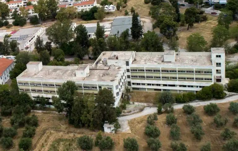 Τρόφιμος στο Δαφνί σκότωσε με γυαλί 44χρονη ασθενή και αναζητείται – Είχε δολοφονήσει γυναίκα και στο ψυχιατρείο Κέρκυρας