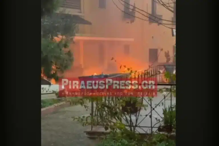 Αυτοκίνητο τυλίχθηκε στις φλόγες στον Πειραιά