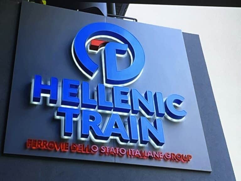Επίθεση στα γραφεία της Hellenic Train – Έσπασαν τζάμια και πέταξαν μπογιές