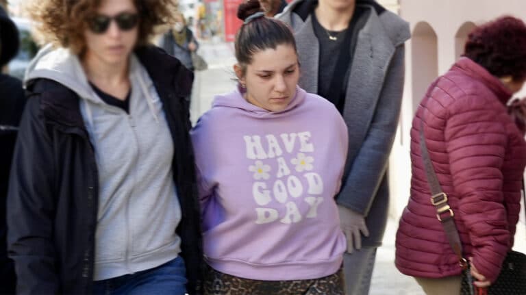 Σαν να μην γέννησε ποτέ: Σοκάρει η αντίδραση της 26χρονης όταν έμαθε ότι ο γιος της είναι κλινικά νεκρός από την τηλεόραση