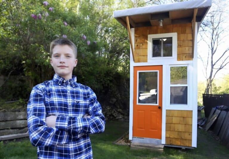 Ένα 13χρονο αγόρι έχτισε ένα μικρό σπίτι με τα χέρια του: Δείτε πώς είναι μέσα