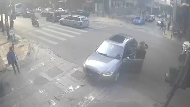 Νέο βίντεο από το τροχαίο στο κέντρο της Αθήνας: Ο ασυνείδητος οδηγός βγαίνει από το αυτοκίνητο και δεν μπορεί να πιστέψει αυτό που έχει κάνει