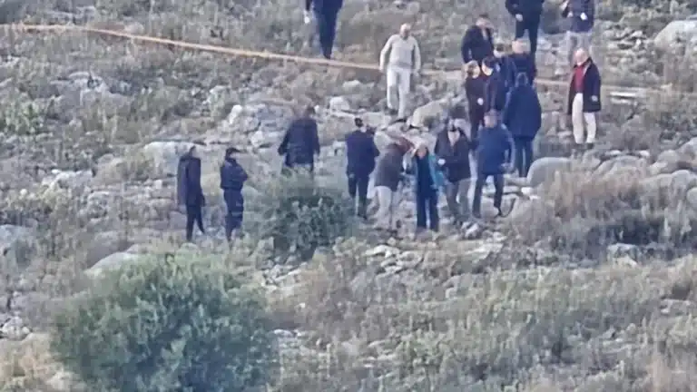 Η μητέρα του Βασίλη Καλογήρου αναγνώρισε τα ρούχα του παιδιού της στη σορό που βρέθηκε στον Τύρναβο