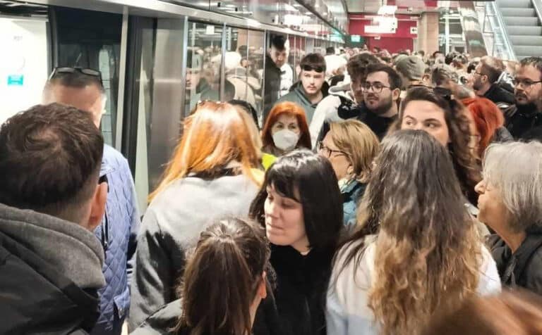 Μετρό Θεσσαλονίκης: Χαμός, ταλαιπωρία και ουρές στους… μισούς σταθμούς – Σταμάτησε η κίνηση των συρμών!
