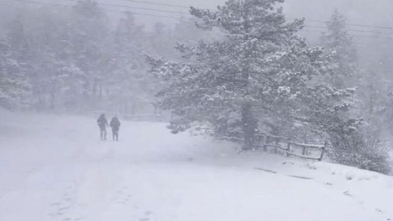 Χιονίζει στην Αττική – Χιόνια έχουν αρχίσει να πέφτουν στην Πάρνηθα