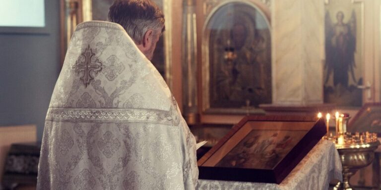 Η κρίση στην ιεροσύνη: Έλλειψη υποψηφίων κληρικών από το 2026