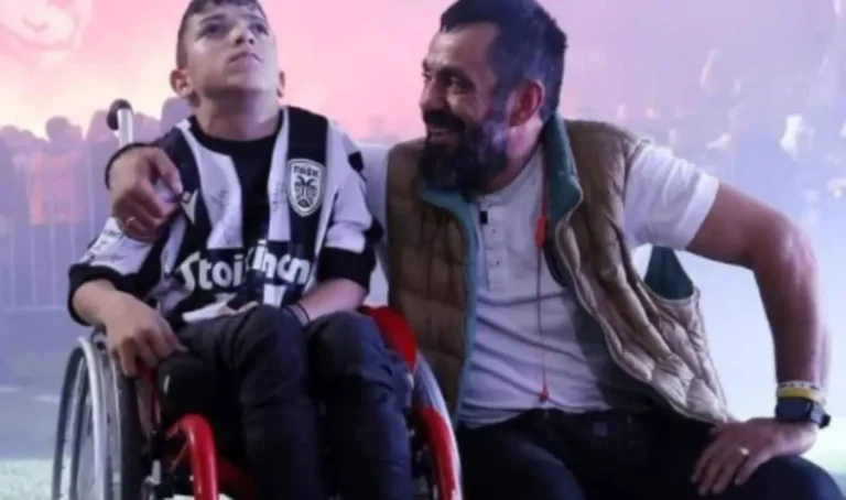 Ο μικρός Γιαννάκης ανέβηκε στην σκηνή με τον Γρηγόρη Σαμόλη και αποθεώθηκε