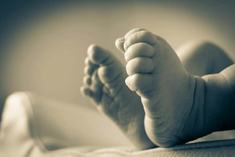 Σοκ: Πέταξε το νεογέννητο μωρό της από το παράθυρο ξενοδοχείου