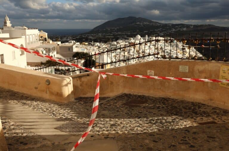 Πασίγνωστος Έλληνας σεισμολόγος: «Σεισμός 6 μέχρι 7 Ρίχτερ στη Σαντορίνη – Τσουνάμι, κατολισθήσεις»