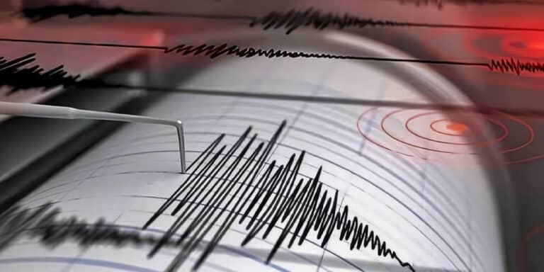 Τριπλός σεισμός στη Σαντορίνη μέσα σε 14 λεπτά το μεσημέρι της Τετάρτης