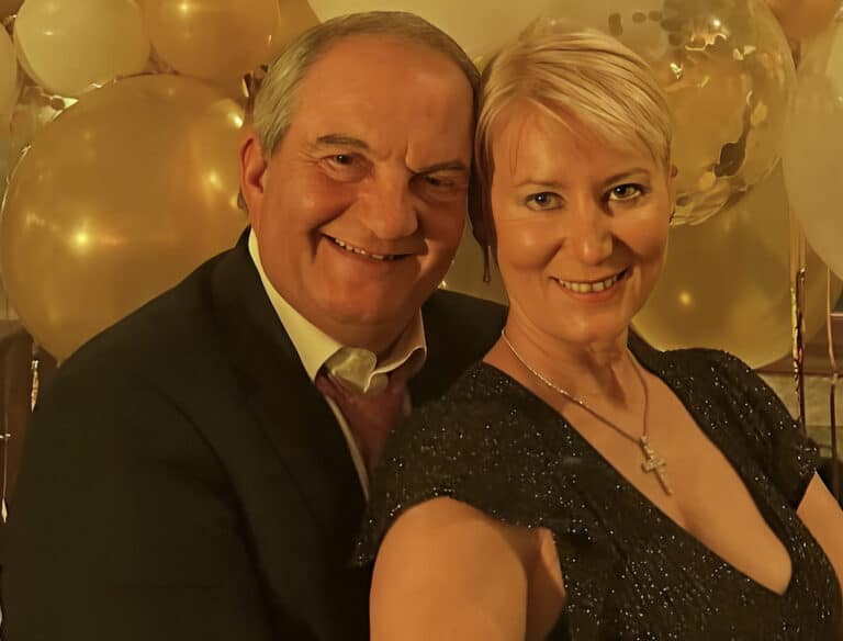 Κώστας Καραμανλής & Νατάσα Παζαΐτη: Στο θέατρο του Κολλεγίου Αθηνών για να δουν τα δίδυμα παιδιά τους