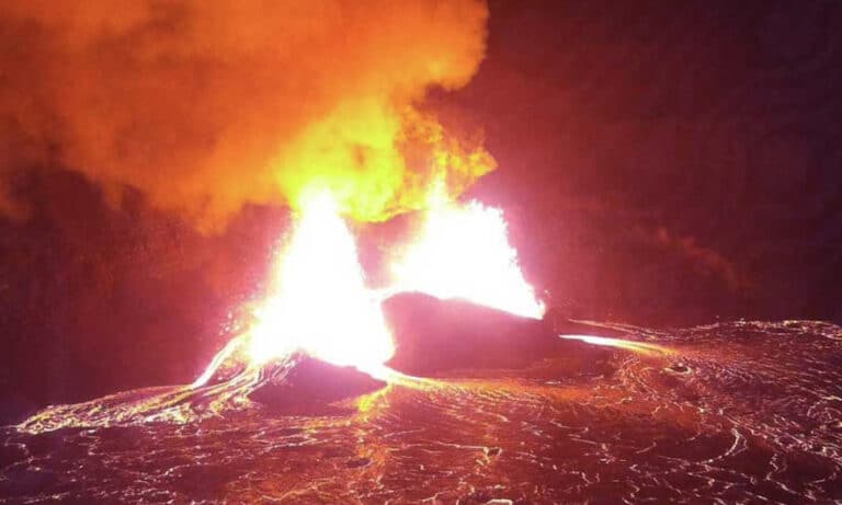Χαβάη: Ξύπνησε ξανά το ηφαίστειο Κιλαουέα – Συγκλονιστικό βίντεο από την έκρηξη