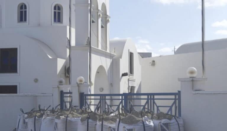 Φτιάχνουν αναχώματα με σακιά στη Σαντορίνη – Ετοιμάζονται για τσουνάμι