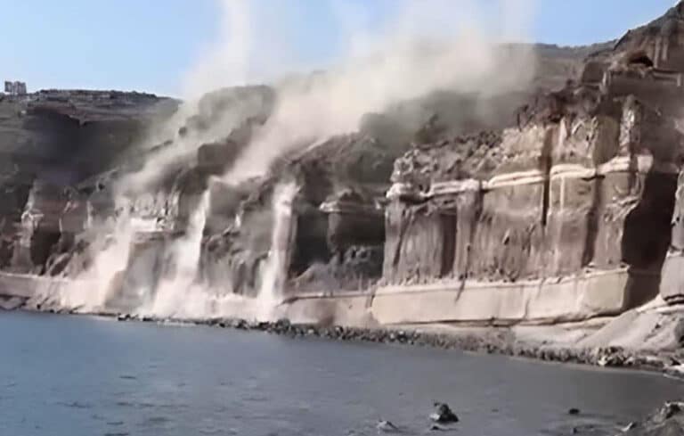 Σεισμοί στη Σαντορίνη: Κατολίσθηση στο Φηροστεφάνι από τον σεισμό των 5 Ρίχτερ