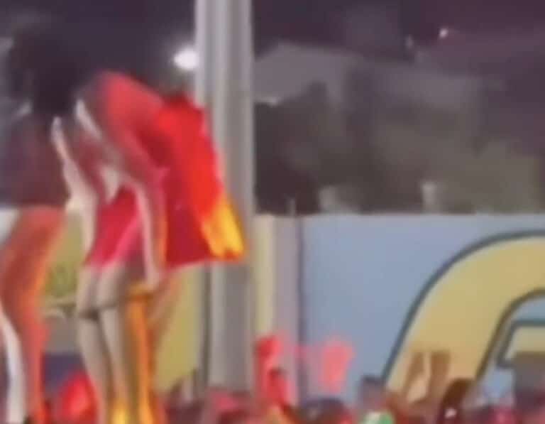 Σάλος με διάσημη τραγουδίστρια – Έβαλε το εσώpοuχο της την ώρα που τραγουδούσε