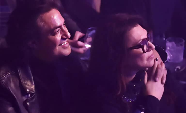 Καίτη Γαρμπή και Διονύσης Σχοινάς σε κοινή βραδινή εμφάνιση – Αγκαλιά σε νυχτερινό κέντρο