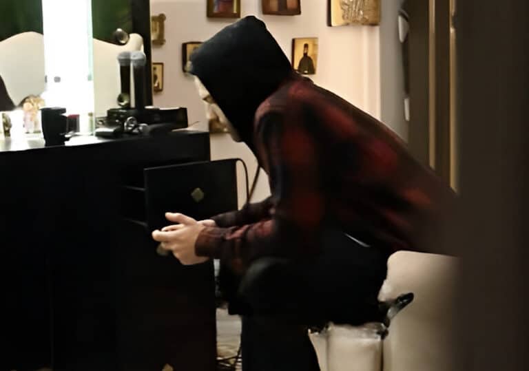 Πασίγνωστος Έλληνας τραγουδιστής έχει γεμάτο ορθόδοξες εκκλησιαστικές εικόνες στο καμαρίνι του